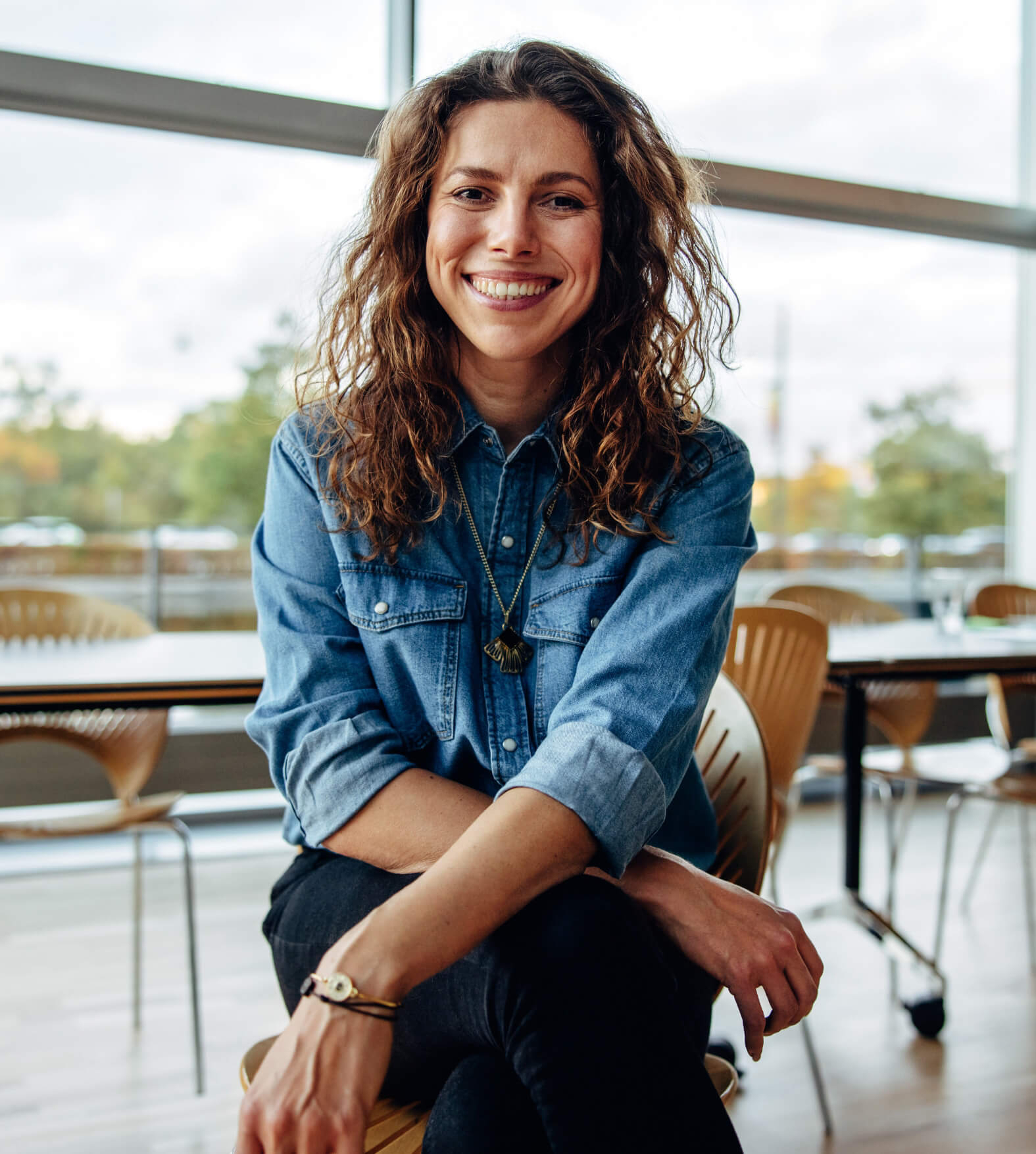 Imagem de uma mulher sorrindo, feliz com os serviços da Jota Erre.